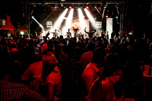 Zu zweit feiern bei 30 PLUS – Mit dem neuen Sektpaket für den perfekten Partyabend!